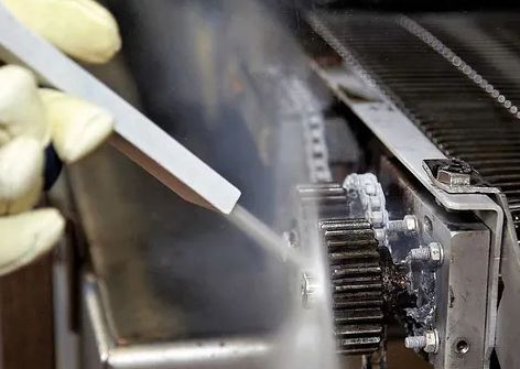 Tørrisblåsing: Effektiv og skånsom rengjøring uten vann og kjemikalier